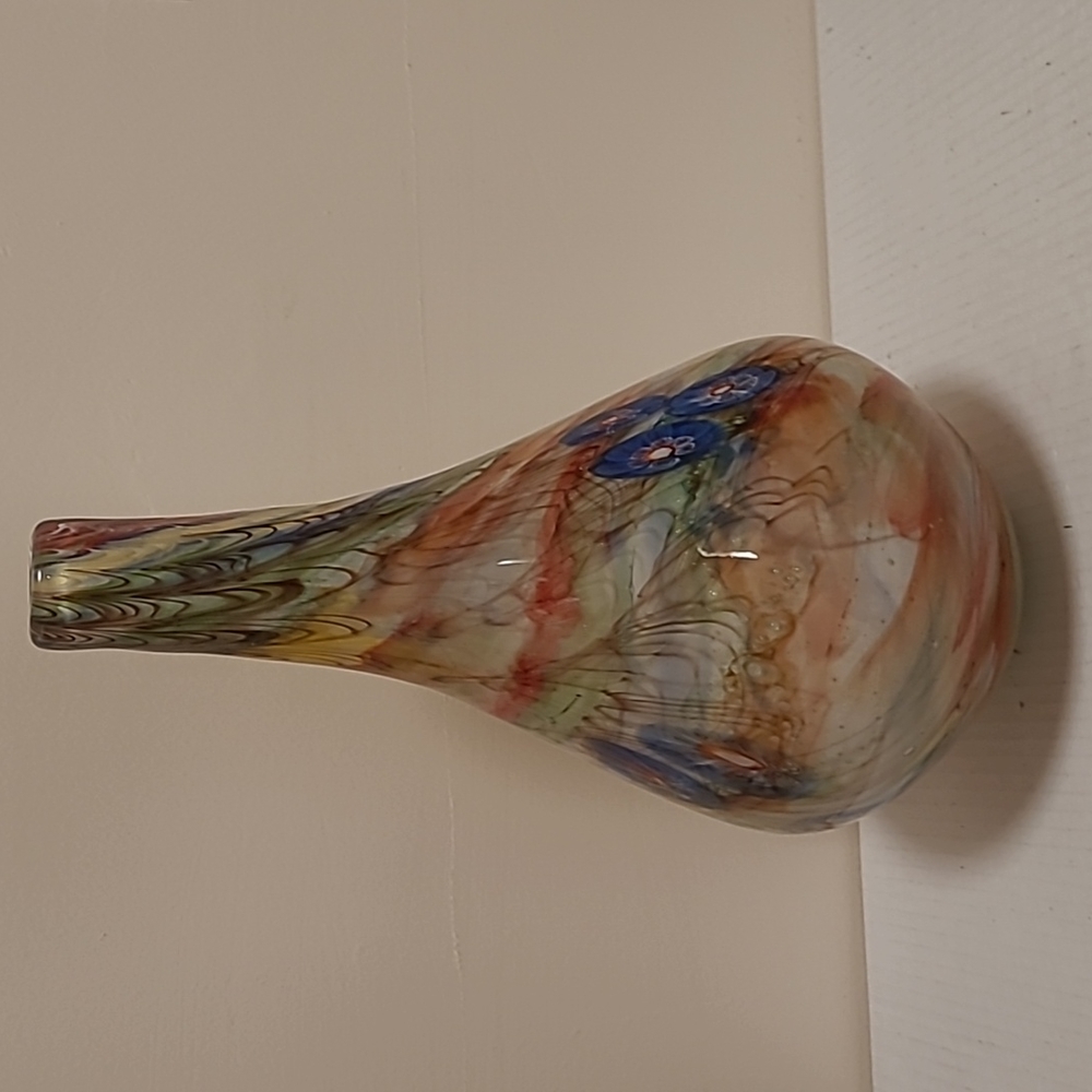 Beautiful Handblown Glass Vase - Picture 4 of 16